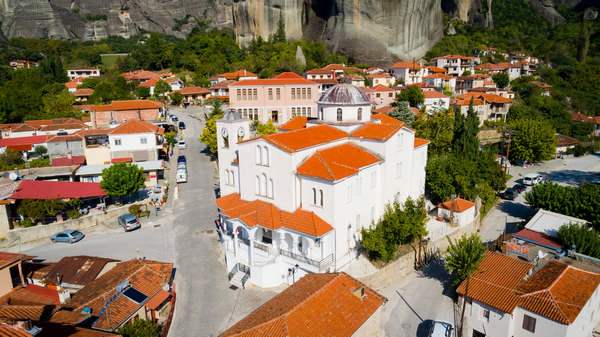 Манастири Метеора, Каламбака, фотографија снимљена у подножју Метеоре